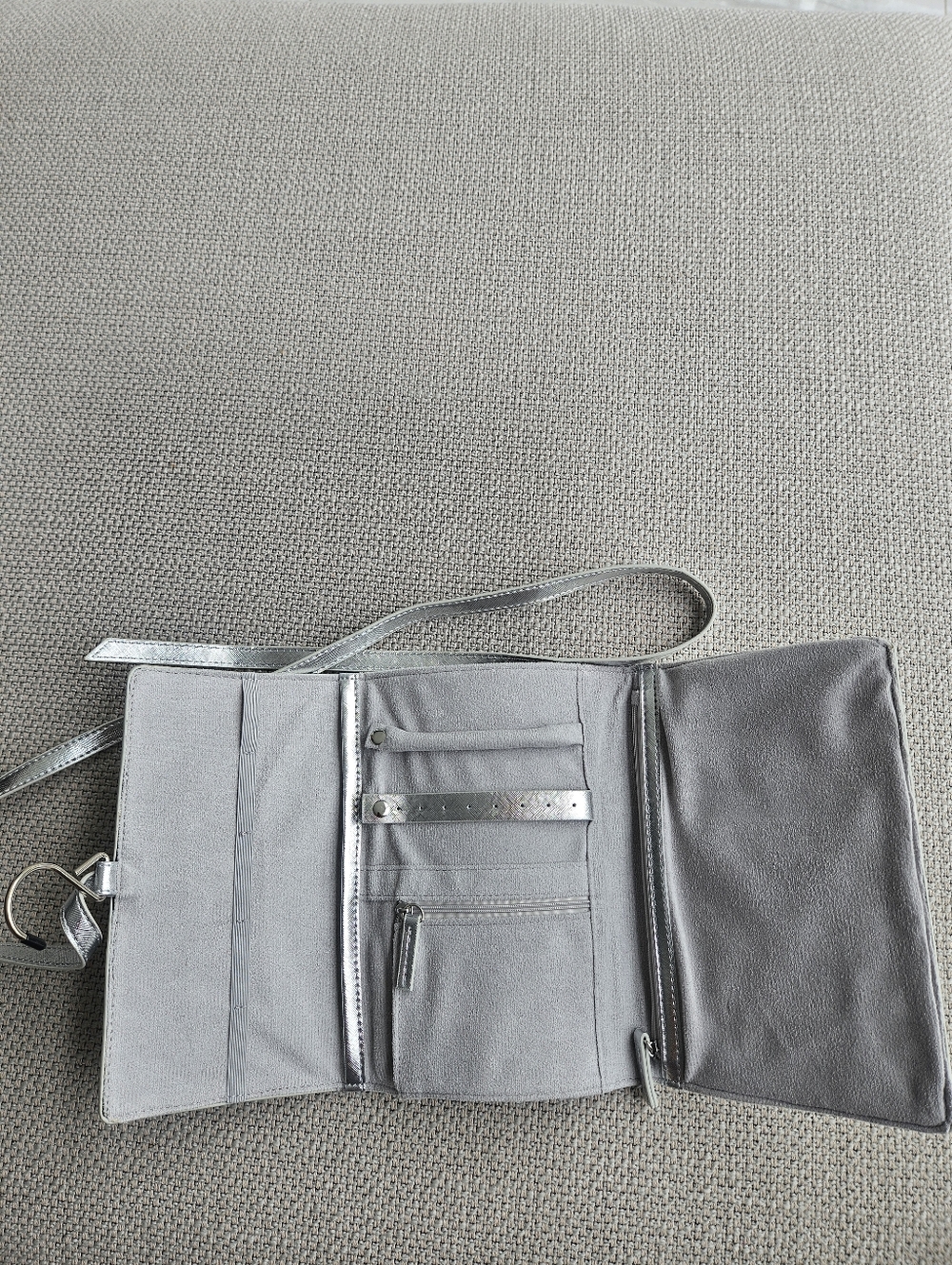 Travel cosmetic pouch